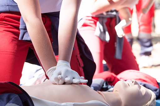 Démonstration de réanimation cardio-pulmonaire dans le cadre d’une formation SST